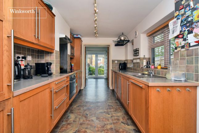 Clarkes Avenue, Worcester Park, KT4 3 bed semi