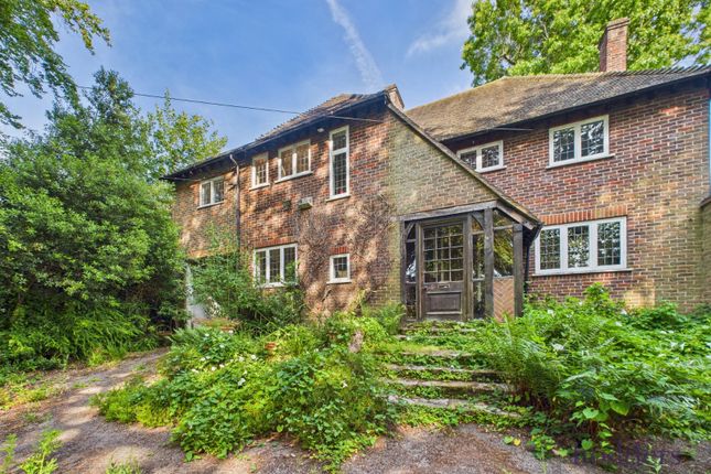 Guildford Road, Chertsey, Surrey, KT16 5 bed detached house for sale