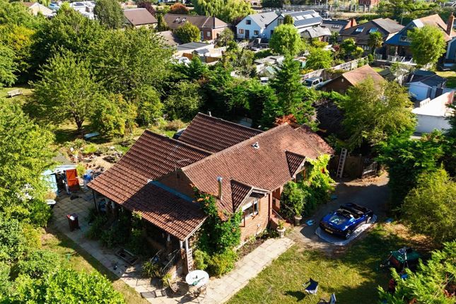 Laleham Reach, Chertsey, Surrey, KT16 2 bed bungalow for sale