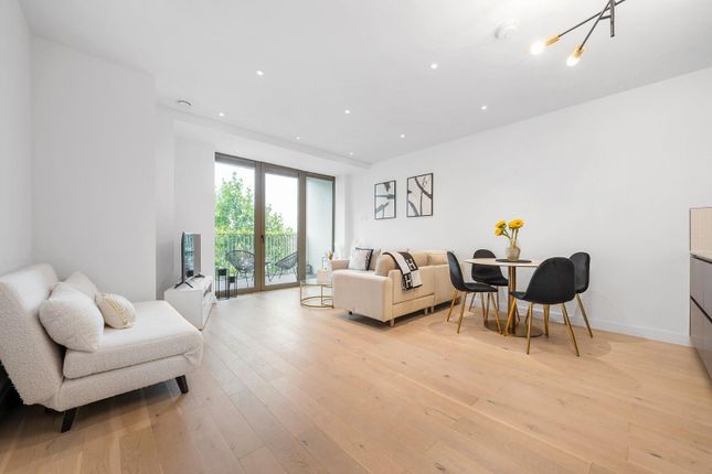Balham High Road, London SW17 2 bed flat for sale