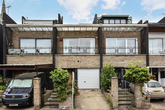 Saunders Ness Road, London, E14 2 bed townhouse for sale