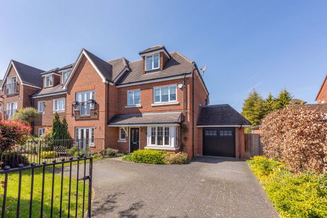 Shoppenhangers Road, Maidenhead SL6 5 bed semi