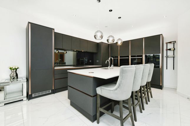 3 bedroom flat for sale