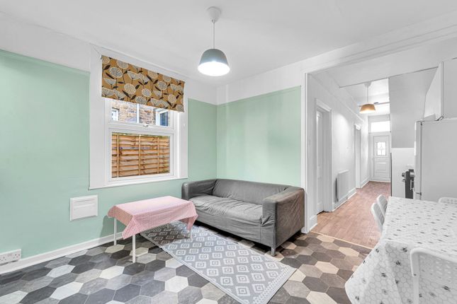 Martindale Road, Hounslow TW4 2 bed flat for sale