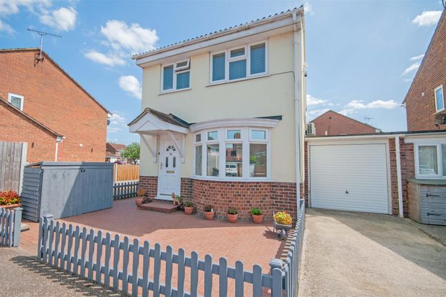 Stirrup Close, Springfield, Chelmsford 3 bed link detached house for sale