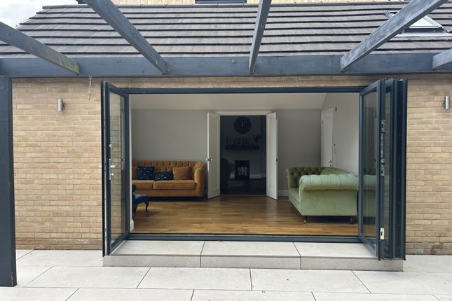 5 bed detached house