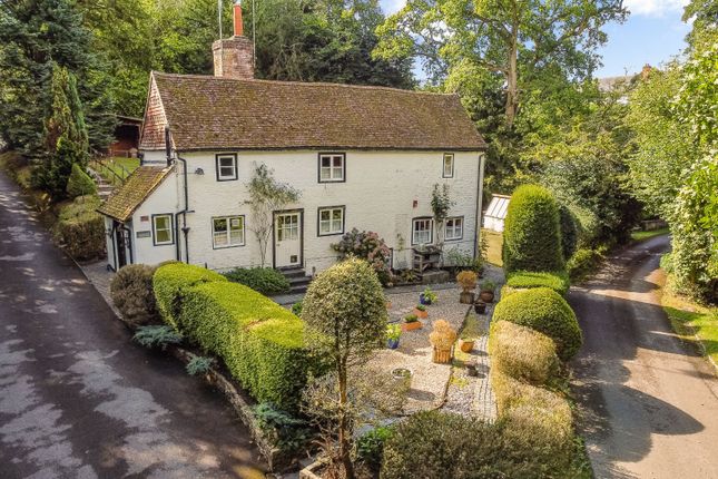 Jumps Road, Churt, Farnham, Surrey, GU10 2 bed detached house for sale