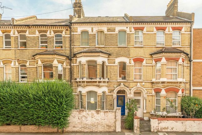 Ilminster Gardens, London SW11 4 bed flat for sale