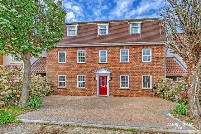 Bowfell Drive, Basildon SS16 5 bed detached house for sale