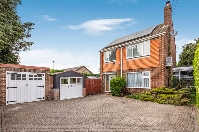 Glenmore Close, Surrey KT15 3 bed detached house for sale