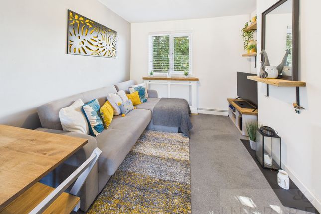 Greenways Walk, Crawley RH11 1 bed flat for sale