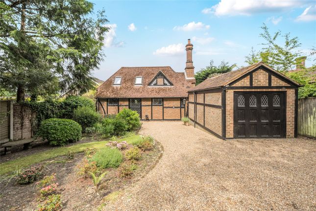 Cross Lane, Chertsey KT16 2 bed detached house for sale