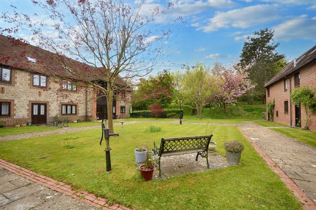 Main Road, Ashford TN25 2 bed maisonette for sale