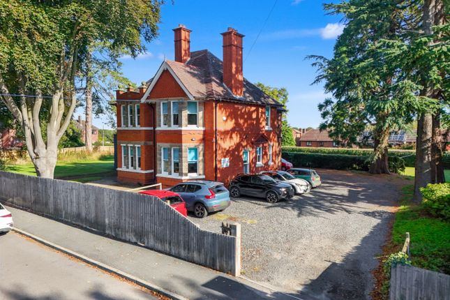 5 bed detached house