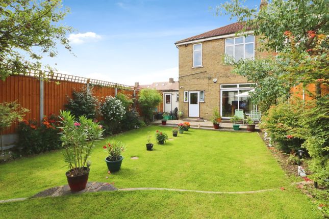 Hamilton Avenue, Ilford IG6 4 bed detached house for sale
