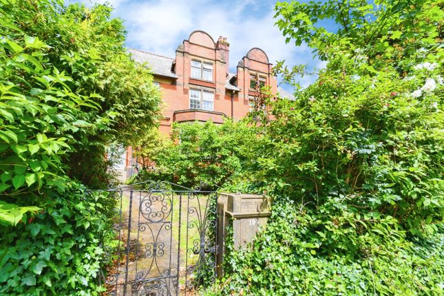 5 bedroom semi-detached house for sale