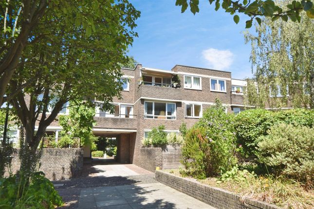 Julius Court, Justin Close, Brentford 2 bed flat for sale