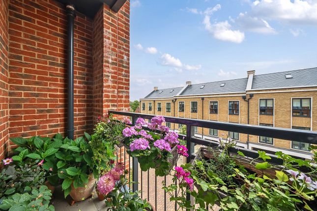 Fellowes Rise, Winchester, Hampshire... 2 bed flat for sale