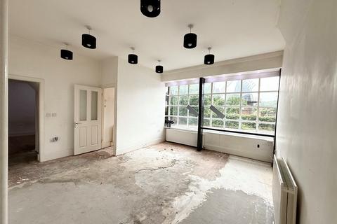 Wrotham Road, Meopham Green, Kent 2 bed ground floor maisonette for sale