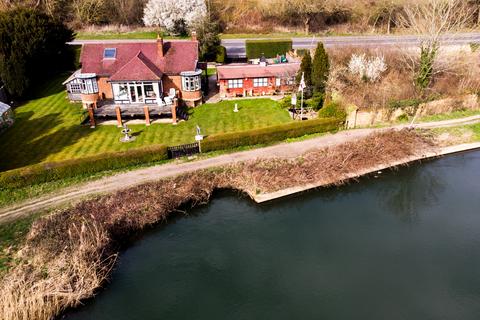 Chertsey Road, Shepperton TW17 3 bed detached house for sale