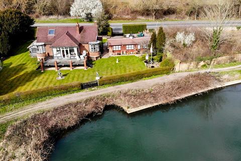 Chertsey Road, Shepperton 3 bed detached bungalow for sale