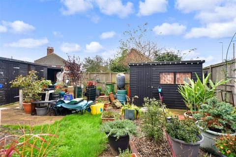 Sussex Road, New Romney, Kent 2 bed ground floor flat for sale