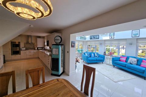 London Road, West Kingsdown, Kent 4 bed detached house for sale