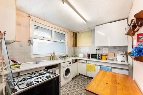 Invermore Place, London 2 bed flat for sale