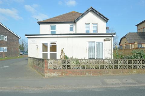 CASH BUYERS ONLY * LAKE 2 bed ground floor flat for sale
