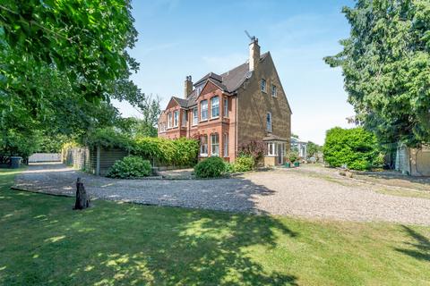 Coles Farm, Chequers Lane, Watford 4 bed semi