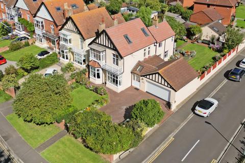 6 bedroom detached house for sale