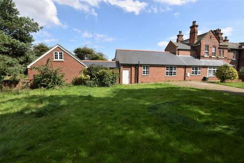 6 bedroom semi-detached house for sale