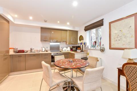 Stonebridge Road, Canterbury, Kent 2 bed ground floor flat for sale