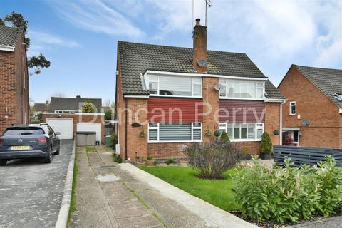 Robert Close, Potters Bar EN6 3 bed semi