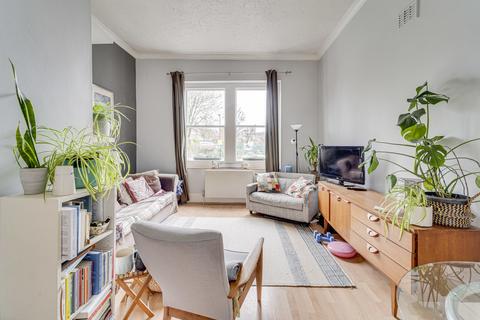 Queens Drive, Finsbury Park N4 3 bed apartment for sale