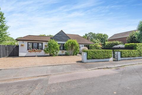 Masonic Hall Road, Chertsey KT16 3 bed detached bungalow for sale