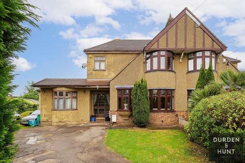 Dymchurch Close, Clayhall, IG5 4 bed semi