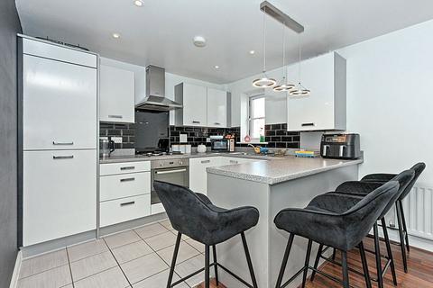Easton Drive, Sittingbourne, Kent, ME10 2 bed apartment for sale