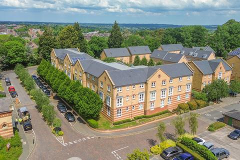 Chapman Way, Haywards Heath, RH16 2 bed apartment for sale