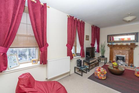 3 bedroom flat for sale