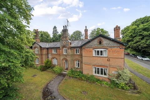 8 bedroom detached house for sale