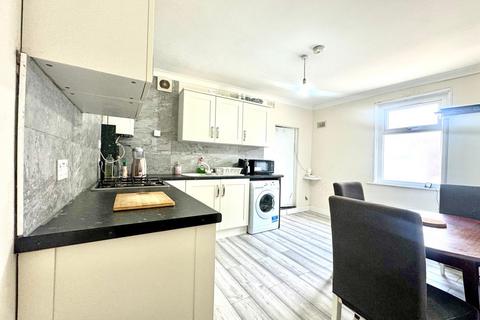 Chadwin Road, London, E13 2 bed flat for sale