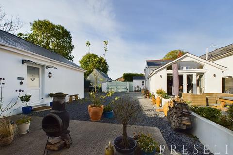 3 bedroom house with a one bedroom... 4 bed house for sale
