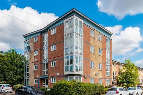 Amethyst Close, London N11 2 bed apartment for sale