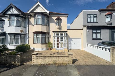 Bute Road, IG6 1AG 3 bed house for sale