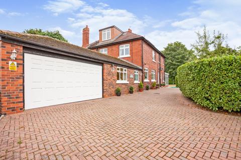 Aberford Road, Wakefield WF3 7 bed detached house for sale