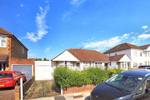 Ellerman Avenue, Twickenham TW2 3 bed semi