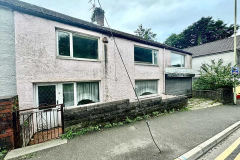 4 bedroom end of terrace house for sale