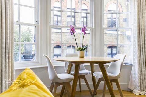 Feathers Place, Greenwich, SE10 9NE 2 bed maisonette for sale