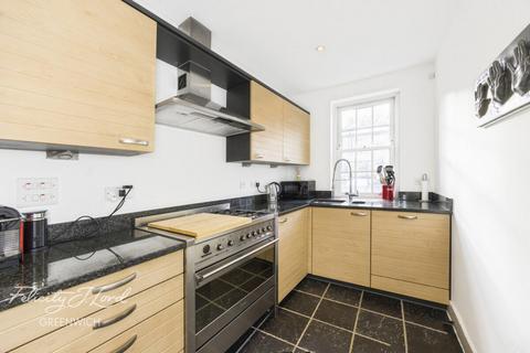Feathers Place, Greenwich, SE10 9NE 2 bed maisonette for sale